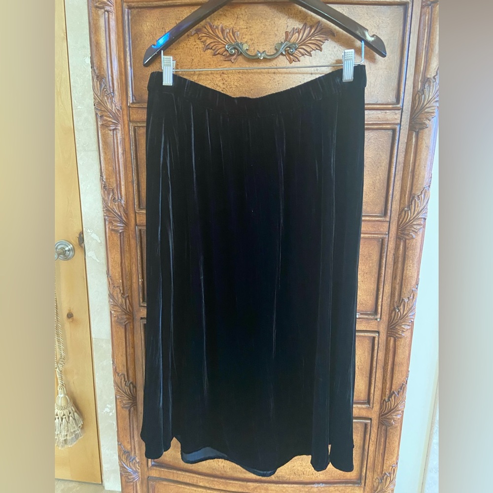 Eileen Fisher ladies black skirt. New with tags. Size M